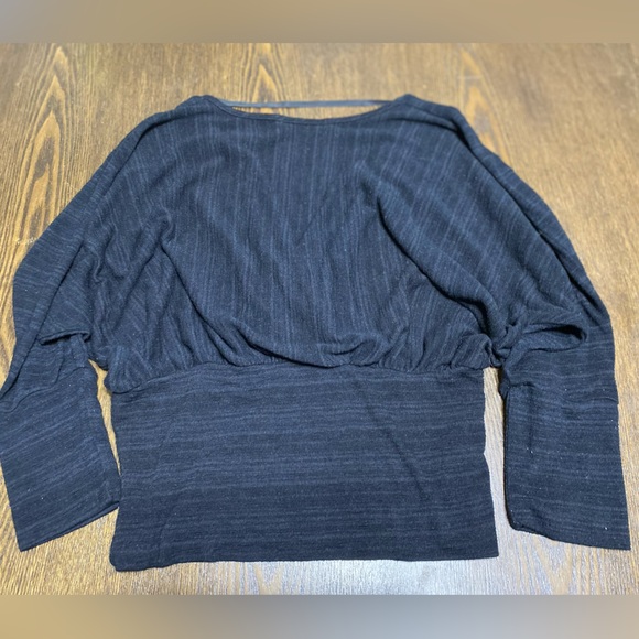 2 for $20 ⚜️ Green Envelope Black Long Sleeved Crossover V Neck Top Size Large - Picture 5 of 5